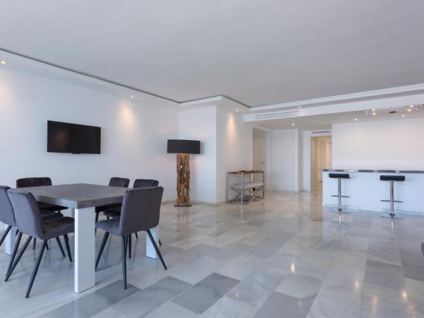 B51 Executive Flats Marbella : photo 9 de la chambre appartement 4 chambres de luxe avec vue sur la mer