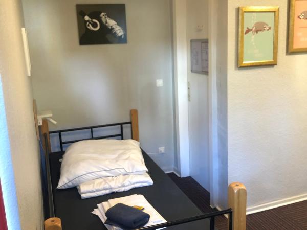 Backpackers Düsseldorf - SELF CHECK-IN : photo 6 de la chambre chambre lits jumeaux Économique