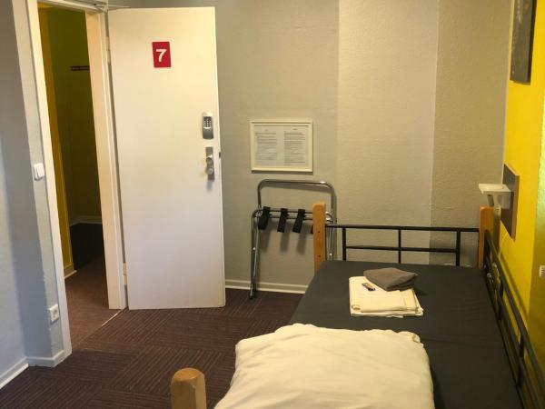 Backpackers Düsseldorf - SELF CHECK-IN : photo 5 de la chambre chambre lits jumeaux Économique