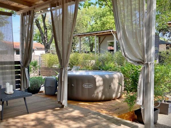 Boutique Mobile Homes UlikaRovinj : photo 3 de la chambre one bedroom mobile home with terrace and hot tub - no pets