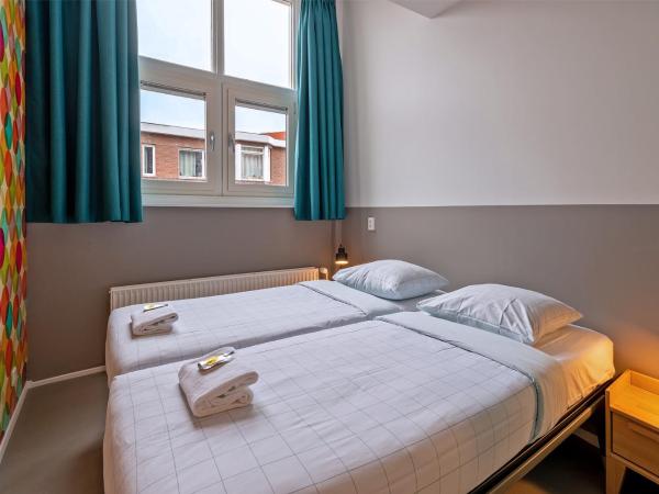 Stayokay Hostel Den Haag : photo 2 de la chambre chambre lits jumeaux confort avec salle de bains et douche
