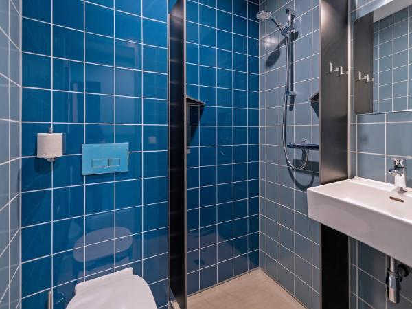 Stayokay Hostel Den Haag : photo 5 de la chambre chambre quadruple avec salle de bains privative et douche
