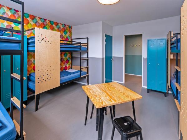 Stayokay Hostel Den Haag : photo 2 de la chambre lit dans dortoir mixte de 9 lits avec douche