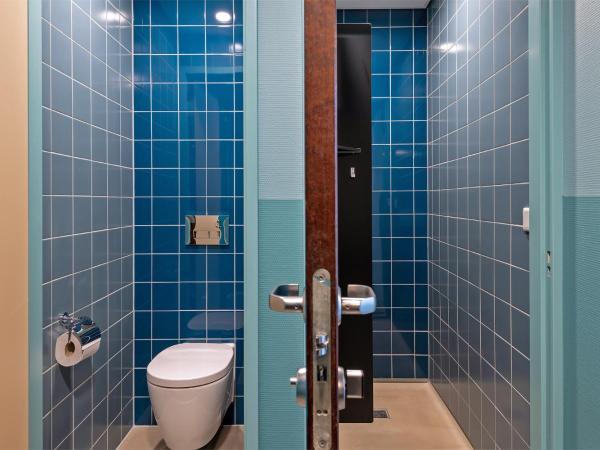 Stayokay Hostel Den Haag : photo 6 de la chambre chambre quadruple avec salle de bains privative et douche