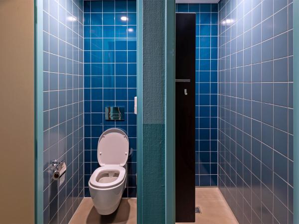 Stayokay Hostel Den Haag : photo 6 de la chambre chambre familiale quadruple avec salle de bains privative et douche