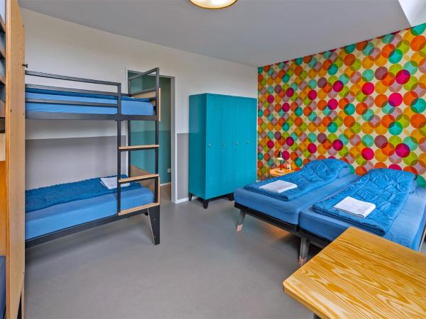 Stayokay Hostel Den Haag : photo 3 de la chambre chambre familiale pour 6 personnes avec salle de bains privative et douche