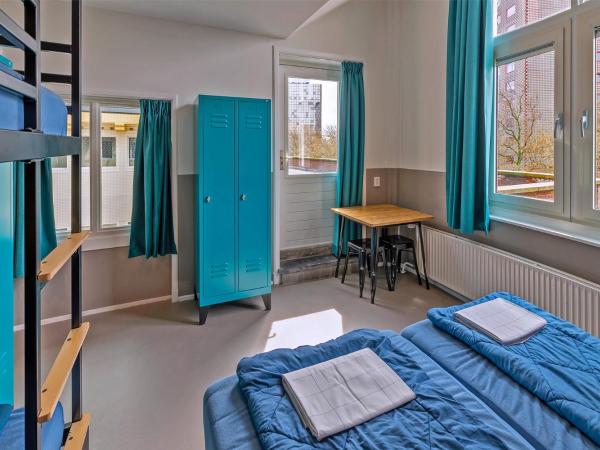 Stayokay Hostel Den Haag : photo 4 de la chambre chambre familiale quadruple avec salle de bains privative et douche