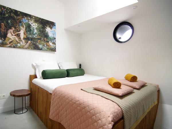 Magnificent houseboat with a stunning view! : photo 1 de la chambre chambre double avec salle de bains privative