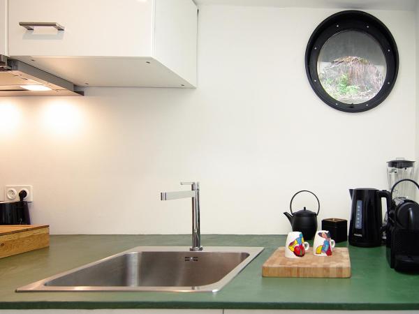 Magnificent houseboat with a stunning view! : photo 8 de la chambre chambre double avec salle de bains privative