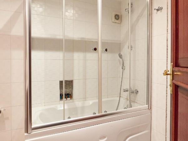 Alzer Hotel Special Class : photo 2 de la chambre suite lit king-size - vue sur mosquée bleue et mer