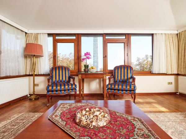 Alzer Hotel Special Class : photo 4 de la chambre suite lit king-size - vue sur mosquée bleue et mer