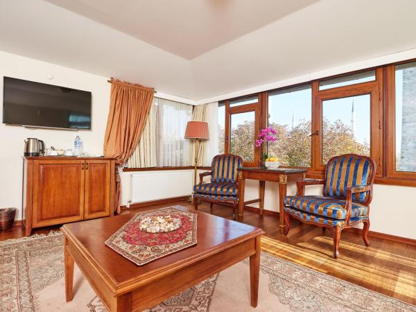 Alzer Hotel Special Class : photo 7 de la chambre suite lit king-size - vue sur mosquée bleue et mer