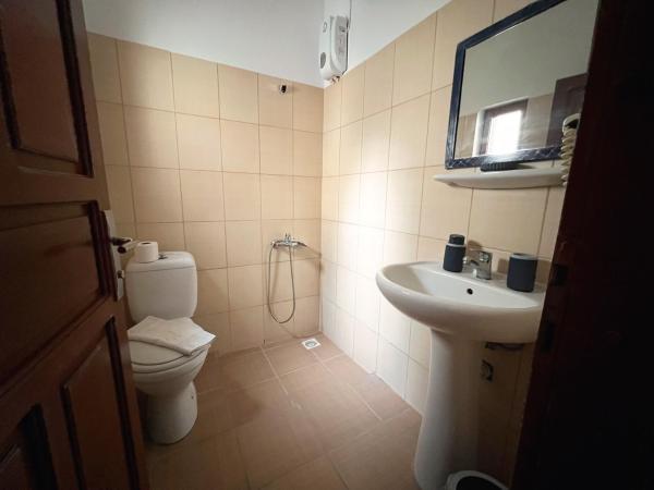 Kaya Apart & Pansiyon : photo 7 de la chambre chambre double ou lits jumeaux avec salle de bains