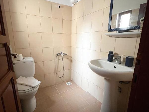 Kaya Apart & Pansiyon : photo 8 de la chambre chambre double ou lits jumeaux avec salle de bains