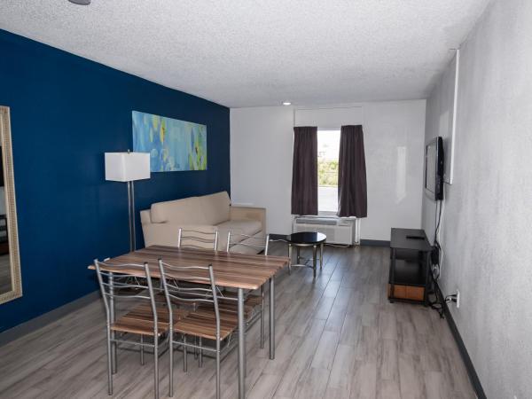 Developer Inn Orlando North, a Baymont by Wyndham : photo 5 de la chambre suite lit king-size – non-fumeurs