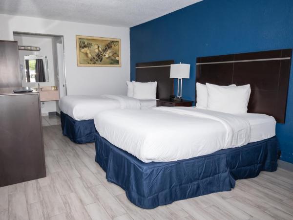 Developer Inn Orlando North, a Baymont by Wyndham : photo 3 de la chambre double room with two double beds and bathtub - mobility accessible/non-smoking