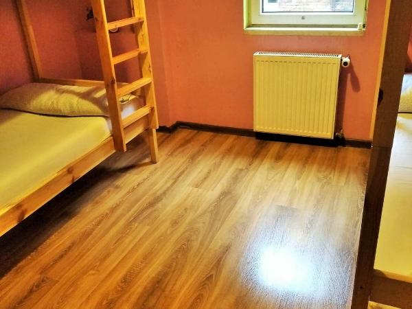 Jopi Hostel Katowice Centrum : photo 1 de la chambre chambre quadruple avec salle de bains commune