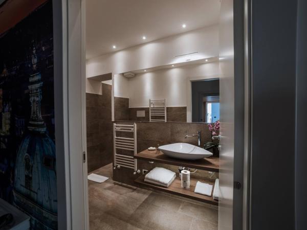 Hotel Seven Rooms : photo 8 de la chambre chambre lit king-size avec baignoire spa - dépendance