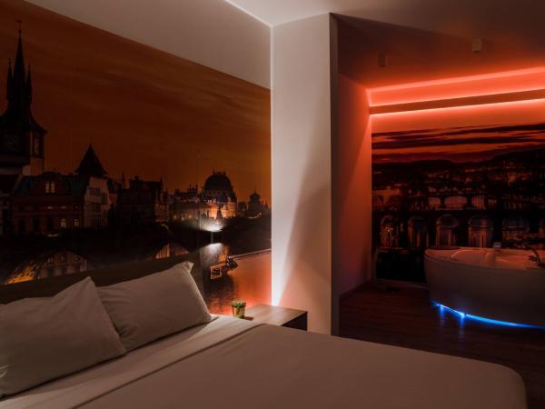 Hotel Seven Rooms : photo 1 de la chambre chambre lit king-size avec baignoire spa - dépendance