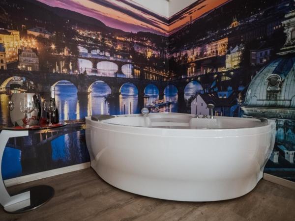 Hotel Seven Rooms : photo 2 de la chambre chambre lit king-size avec baignoire spa - dépendance