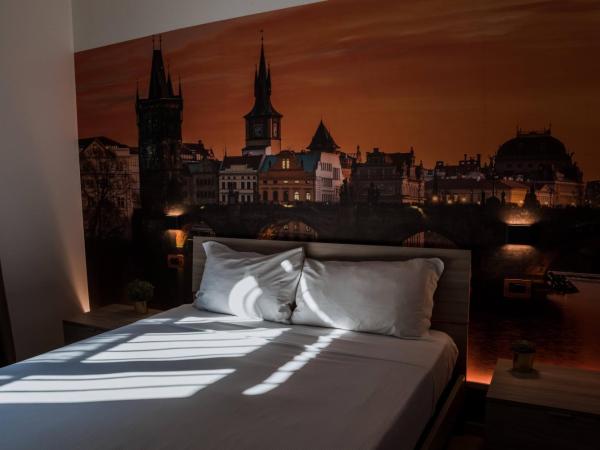 Hotel Seven Rooms : photo 4 de la chambre chambre lit king-size avec baignoire spa - dépendance