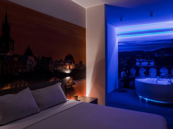 Hotel Seven Rooms : photo 7 de la chambre chambre lit king-size avec baignoire spa - dépendance