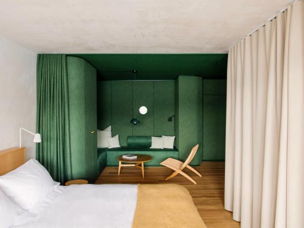 HERMITAGE Lake Lucerne - Beach Club & Lifestyle Hotel : photo 3 de la chambre hébergement design avec balcon - vue sur lac