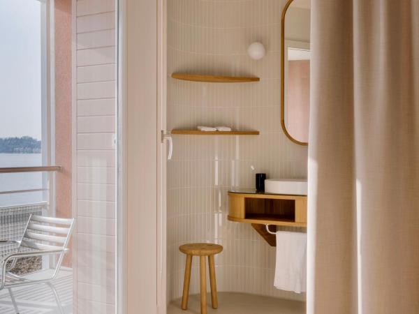 HERMITAGE Lake Lucerne - Beach Club & Lifestyle Hotel : photo 5 de la chambre hébergement design avec balcon - vue sur lac