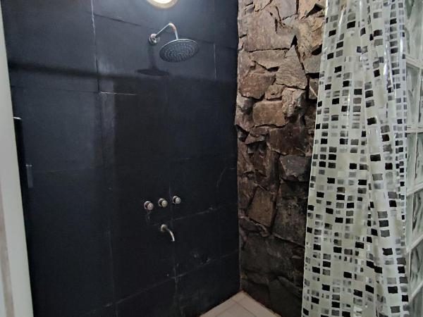 Hostel Ruca Potu : photo 9 de la chambre chambre quadruple avec salle de bains privative