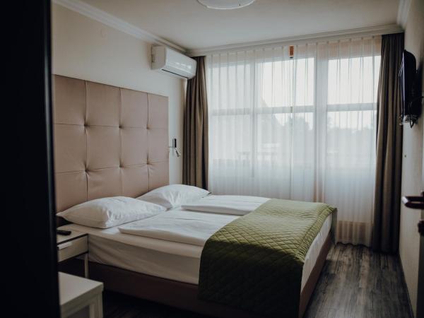 Parkhotel Brunauer : photo 9 de la chambre chambre double - vue sur jardin