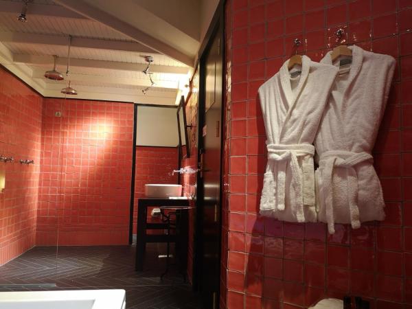 La França Travellers Adults Only : photo 6 de la chambre suite hammam avec baignoire spa