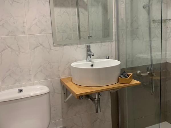 Pensión Amara : photo 1 de la chambre chambre double intérieure avec salle de bains privative