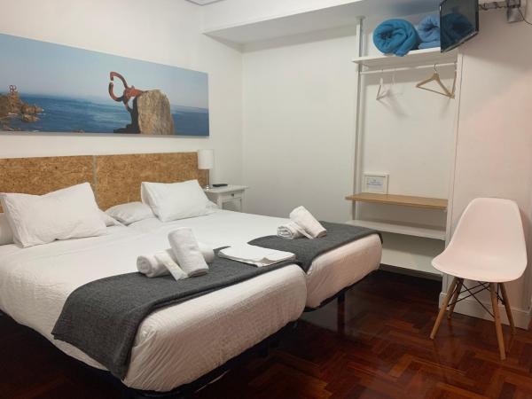 Pensión Amara : photo 2 de la chambre chambre double intérieure avec salle de bains privative