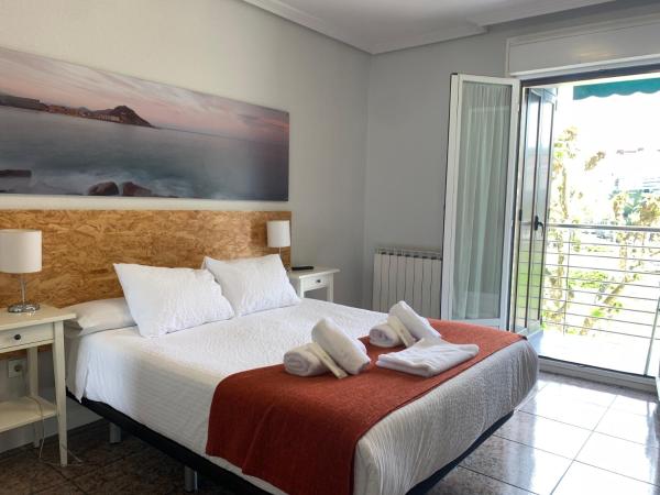 Pensión Amara : photo 1 de la chambre chambre triple avec balcon et salle de bains privative