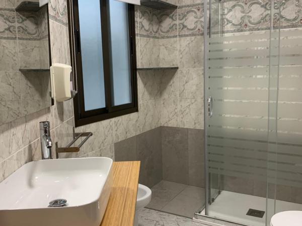 Pensión Amara : photo 3 de la chambre chambre quadruple avec salle de bains privative séparée