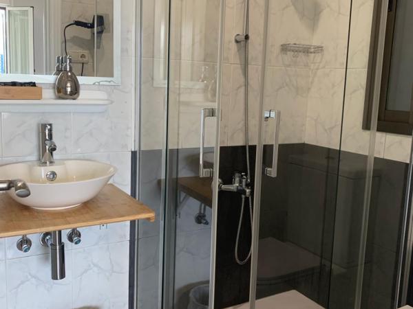 Pensión Amara : photo 2 de la chambre chambre triple avec balcon et salle de bains privative