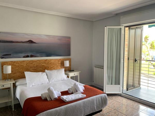 Pensión Amara : photo 6 de la chambre chambre triple avec balcon et salle de bains privative