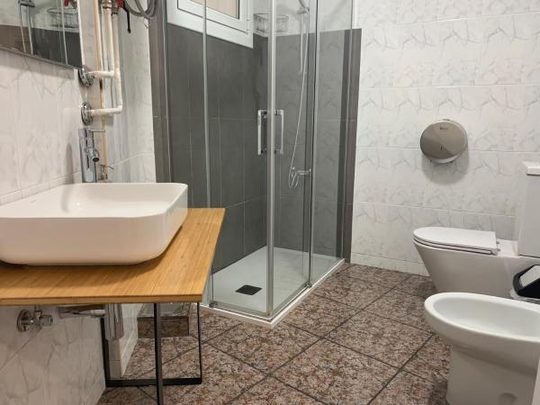 Pensión Amara : photo 2 de la chambre chambre quadruple avec salle de bains privative séparée