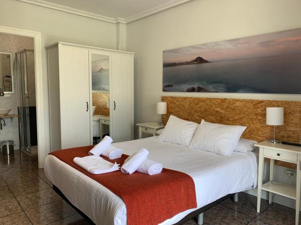 Pensión Amara : photo 3 de la chambre chambre triple avec balcon et salle de bains privative