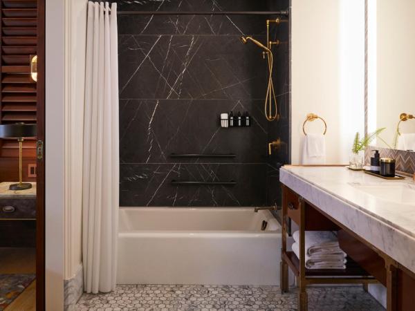 Sagamore Pendry Baltimore : photo 3 de la chambre hébergement lit king-size côté cour - accessible aux personnes à mobilité réduite