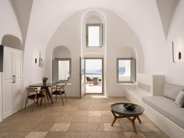 Asha Luxury Suites : photo 3 de la chambre suite motion avec bain à remous extérieur - vue sur caldeira