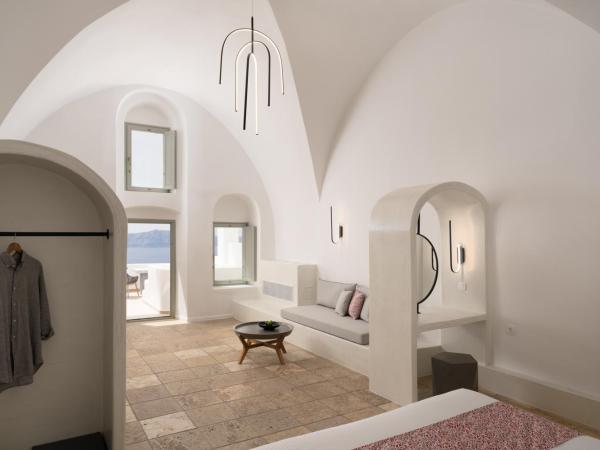 Asha Luxury Suites : photo 4 de la chambre suite motion avec bain à remous extérieur - vue sur caldeira