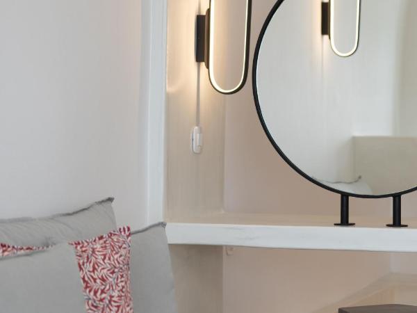 Asha Luxury Suites : photo 9 de la chambre suite motion avec bain à remous extérieur - vue sur caldeira