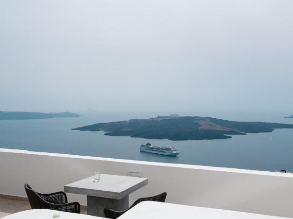 Asha Luxury Suites : photo 6 de la chambre suite motion avec bain à remous extérieur - vue sur caldeira