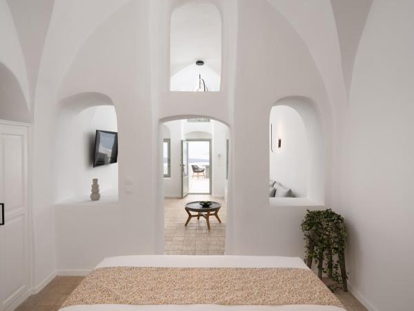 Asha Luxury Suites : photo 4 de la chambre suite inertia avec bain à remous extérieur - vue sur caldeira