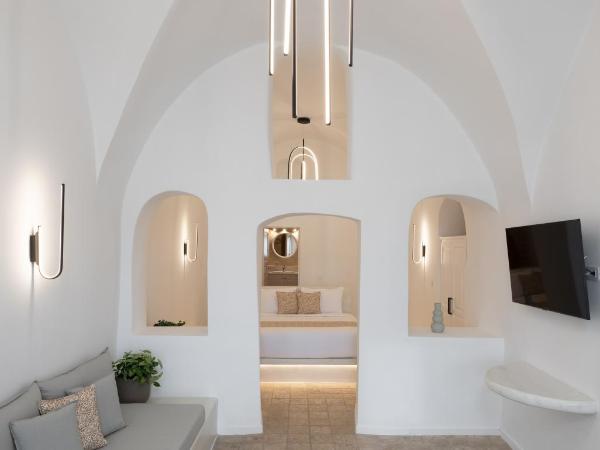 Asha Luxury Suites : photo 6 de la chambre suite inertia avec bain à remous extérieur - vue sur caldeira