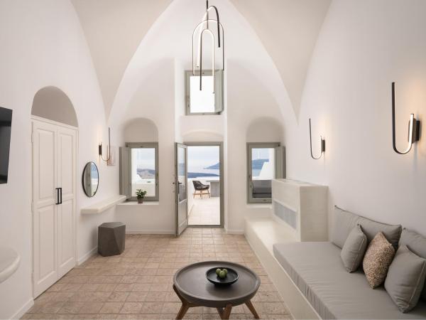 Asha Luxury Suites : photo 2 de la chambre suite inertia avec bain à remous extérieur - vue sur caldeira