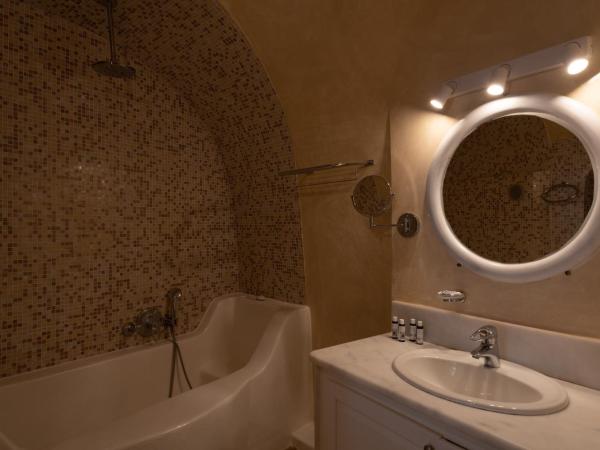 Asha Luxury Suites : photo 8 de la chambre suite inertia avec bain à remous extérieur - vue sur caldeira