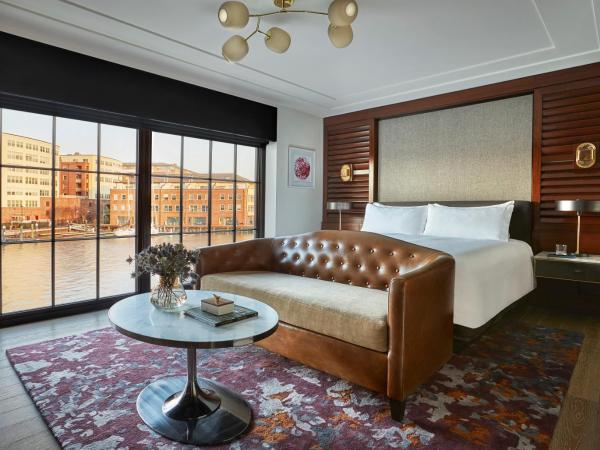 Sagamore Pendry Baltimore : photo 1 de la chambre hébergement port avec lit king-size