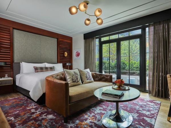 Sagamore Pendry Baltimore : photo 1 de la chambre hébergement lit king-size avec terrasse - côté cour